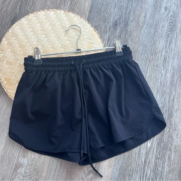 TNA Aritzia‎ move distance 3” shorts black - Picture 2 of 4